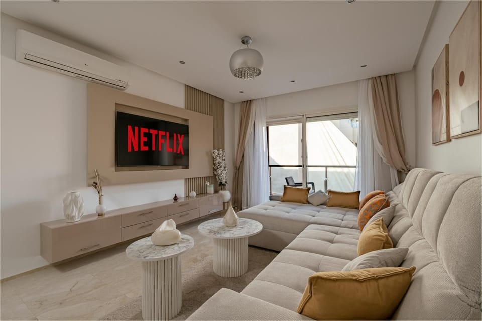 Communal lounge/ TV room, TV and multimedia, Living room, Seating area, Evening entertainment, air conditioner