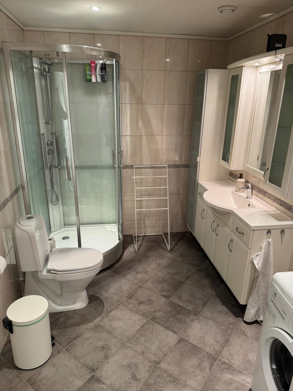Shower, Toilet, Bathroom, towels, washing machine