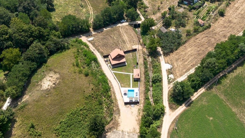 Šumski Gaj kod Sergeja sa bazenom House in Serbia