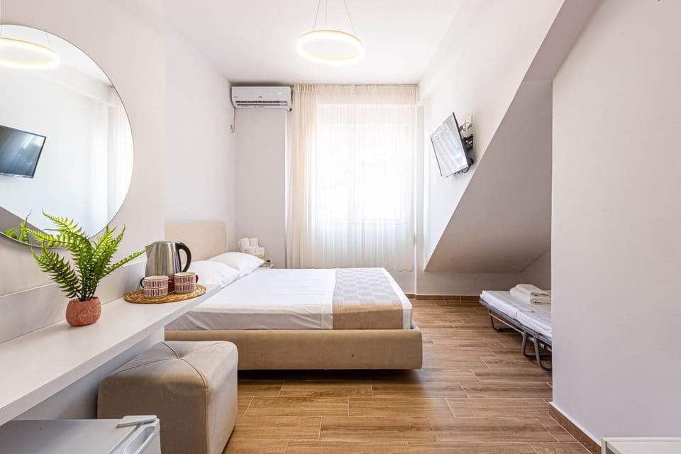 Lian Rooms 4 - Classic Triple --- BRAND NEW - Lungomare 3 min walk Apartment in Vlorë