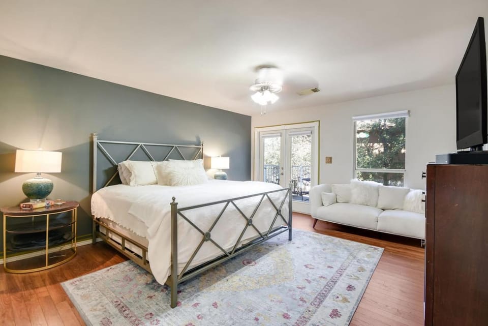 Lake Oaks Landing-Sunset Lake Views-Lago Amenities House in Lago Vista