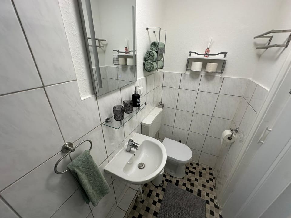 Shower, Toilet, Bathroom, towels