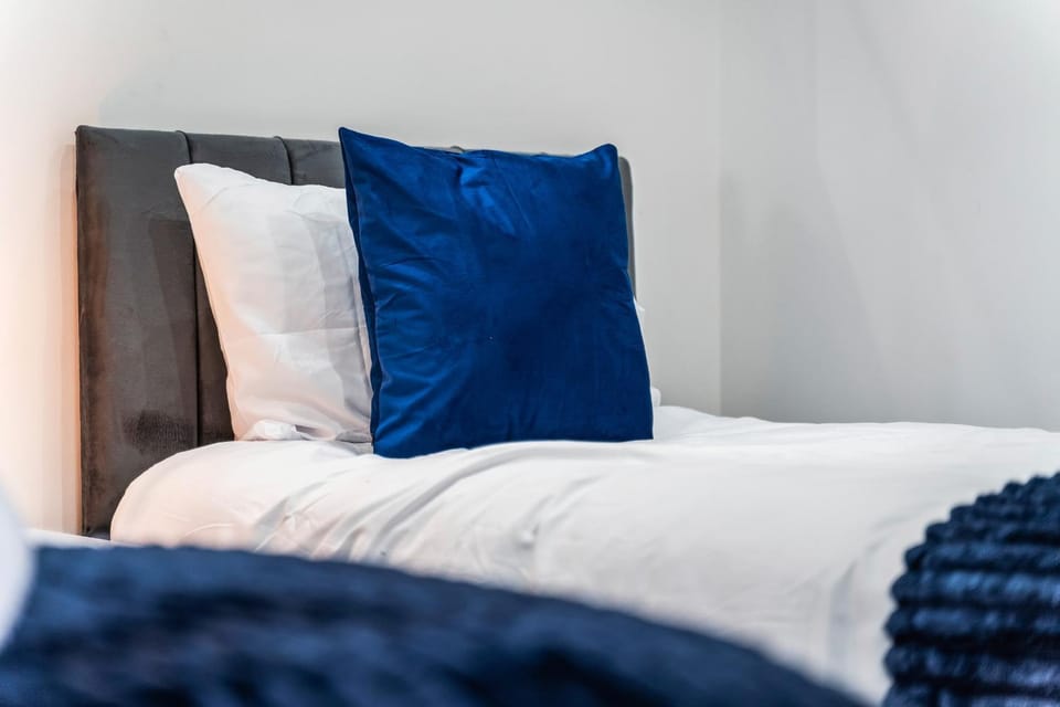 Luxury 2-Bed Penthouse with Free Parking & London Views Apartment in Uxbridge