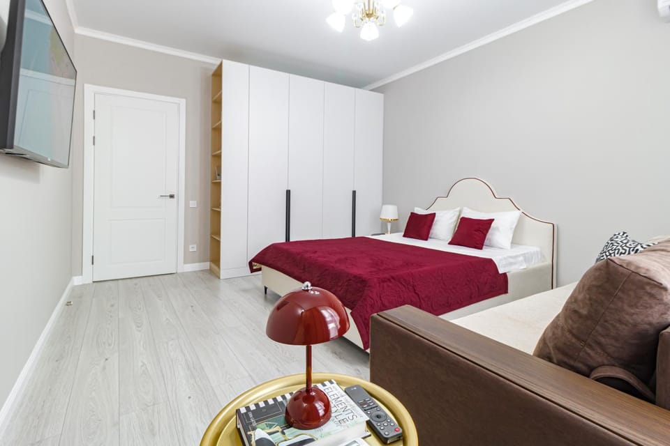 Bed, TV and multimedia, Living room, Photo of the whole room, Seating area, Bedroom