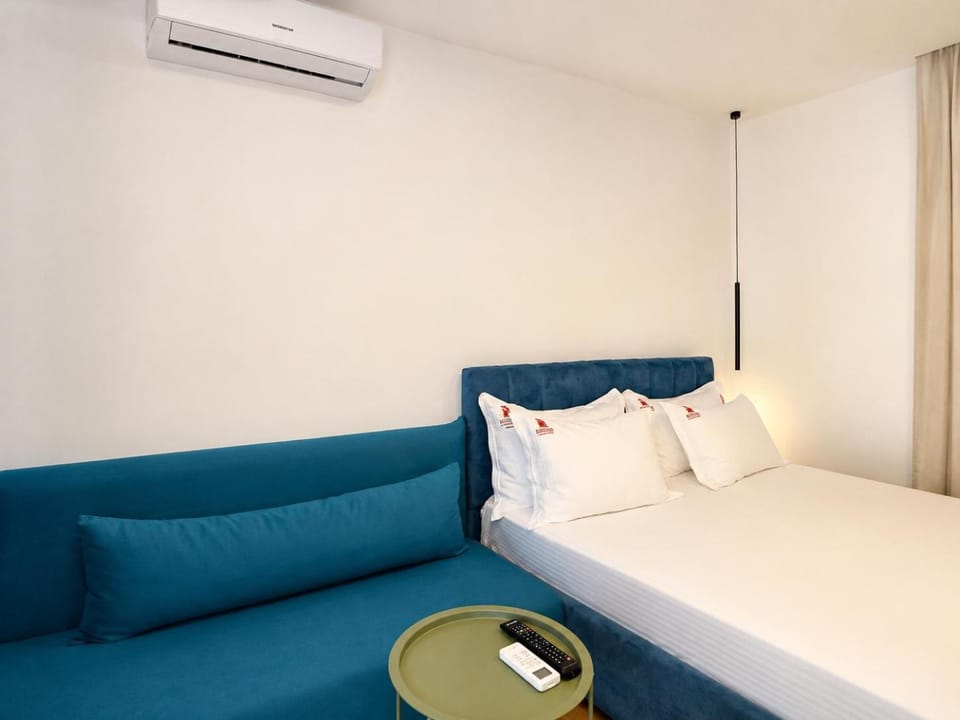 Bed, Seating area