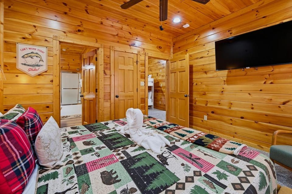 MT Views Hot Tub Game Room Close to Downtown House in Gatlinburg