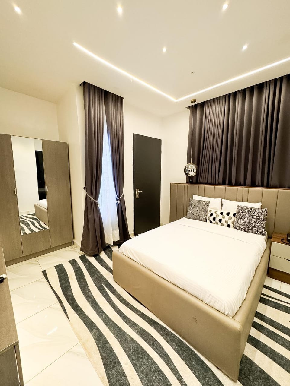 Bed, Photo of the whole room, wardrobe