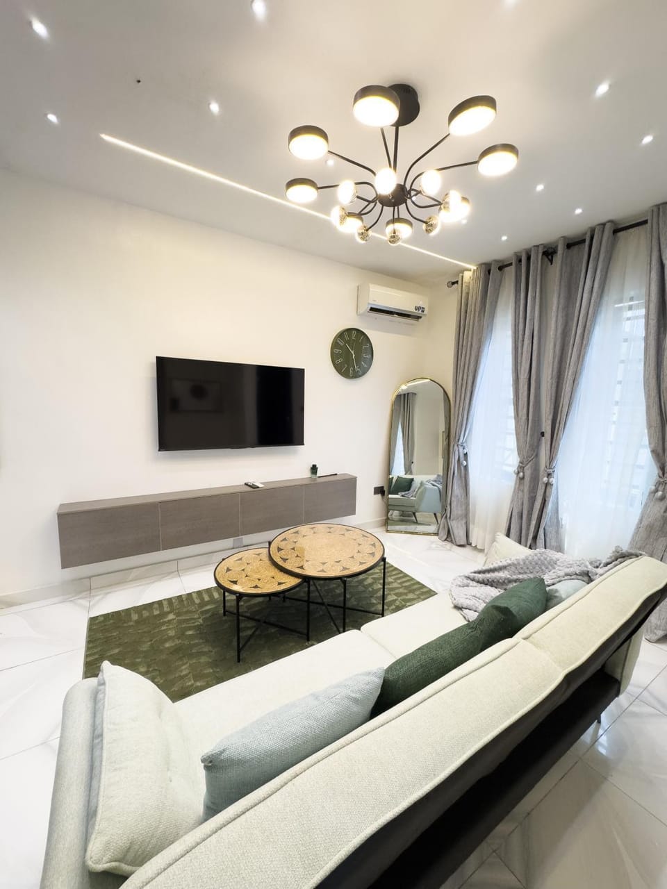 Bed, TV and multimedia, Living room, Photo of the whole room, Evening entertainment