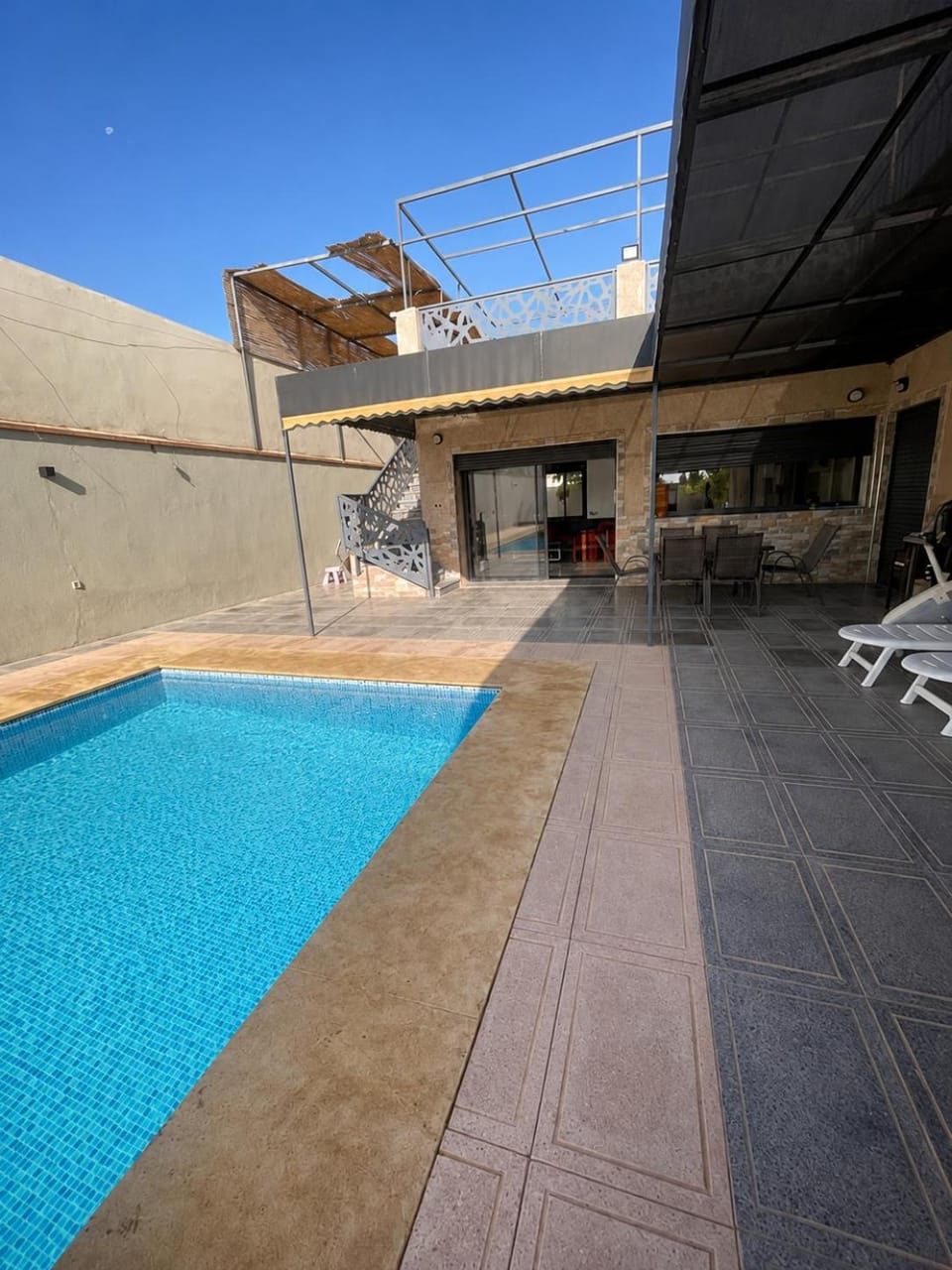 Balcony/Terrace, Swimming pool, Swimming pool, sunbed