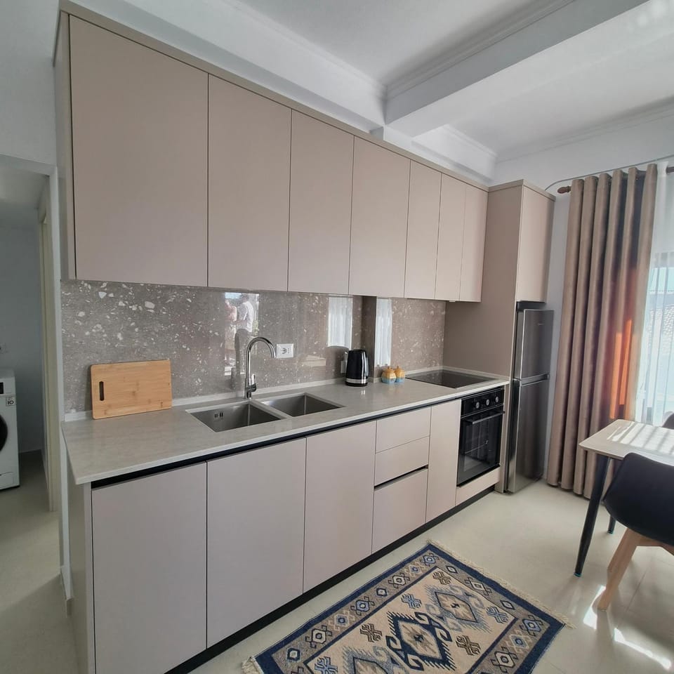 Kitchen or kitchenette, Dining area, oven