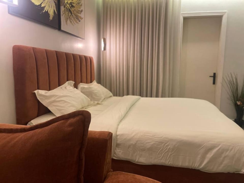 غرفة نوم مع جلسة Apartment in Riyadh