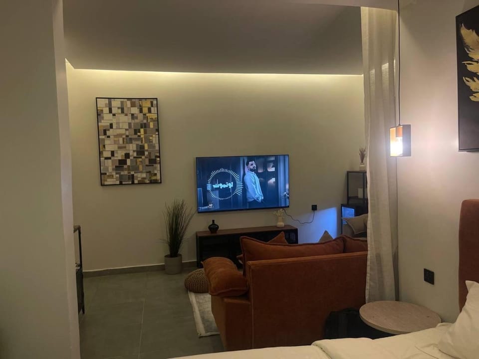 غرفة نوم مع جلسة Apartment in Riyadh