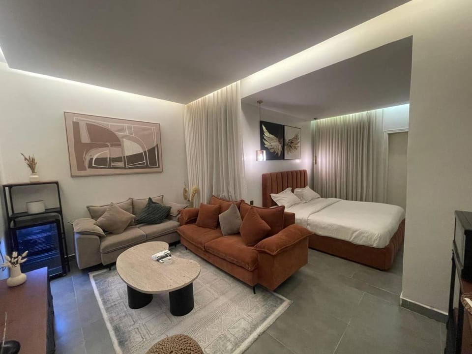غرفة نوم مع جلسة Apartment in Riyadh