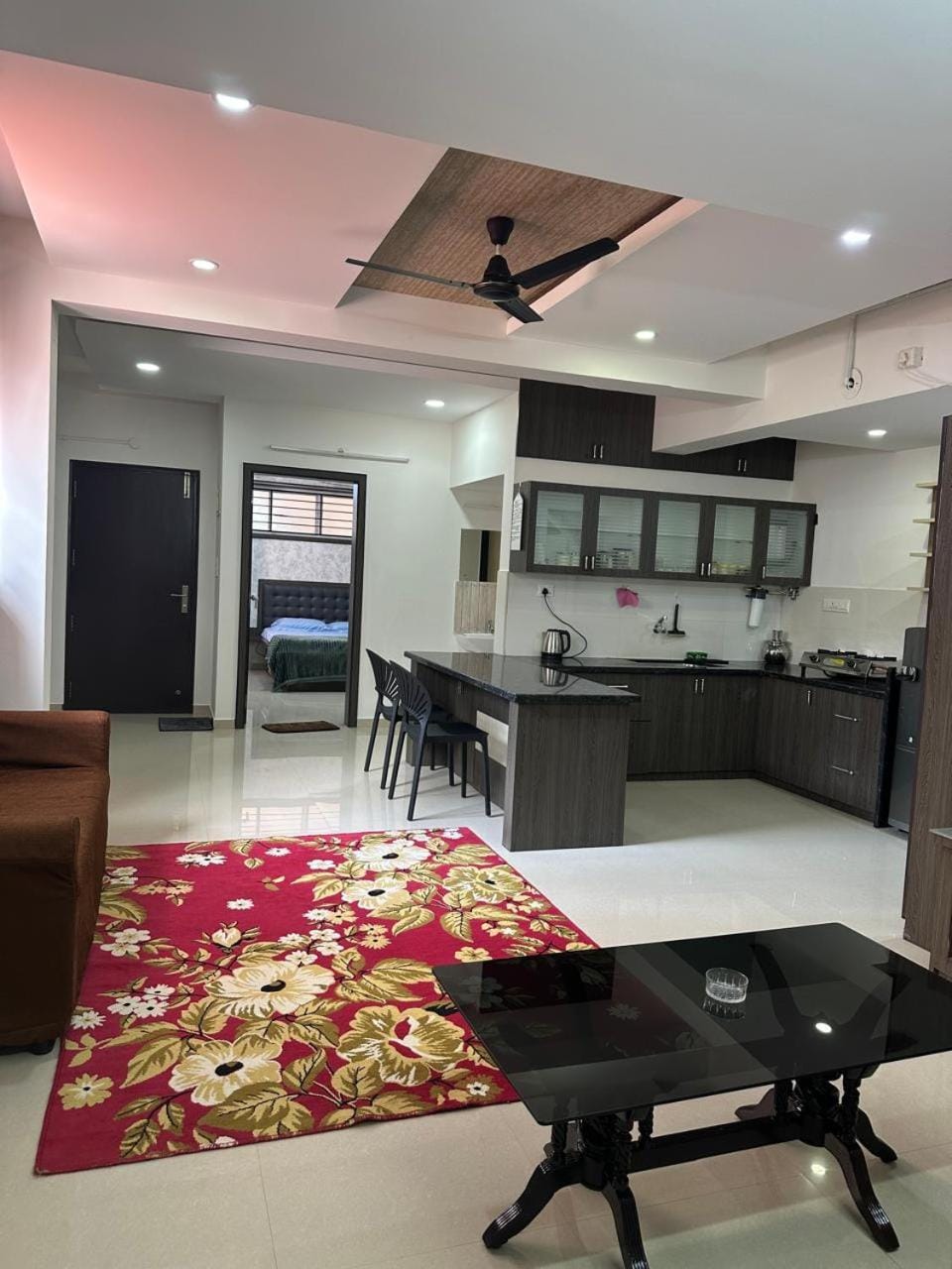 Kitchen or kitchenette, Dining area, stove