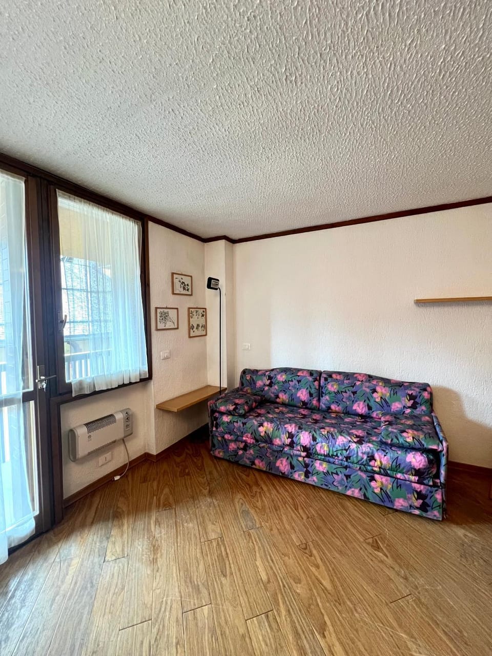 Bed, Living room, Photo of the whole room, Seating area, Bedroom