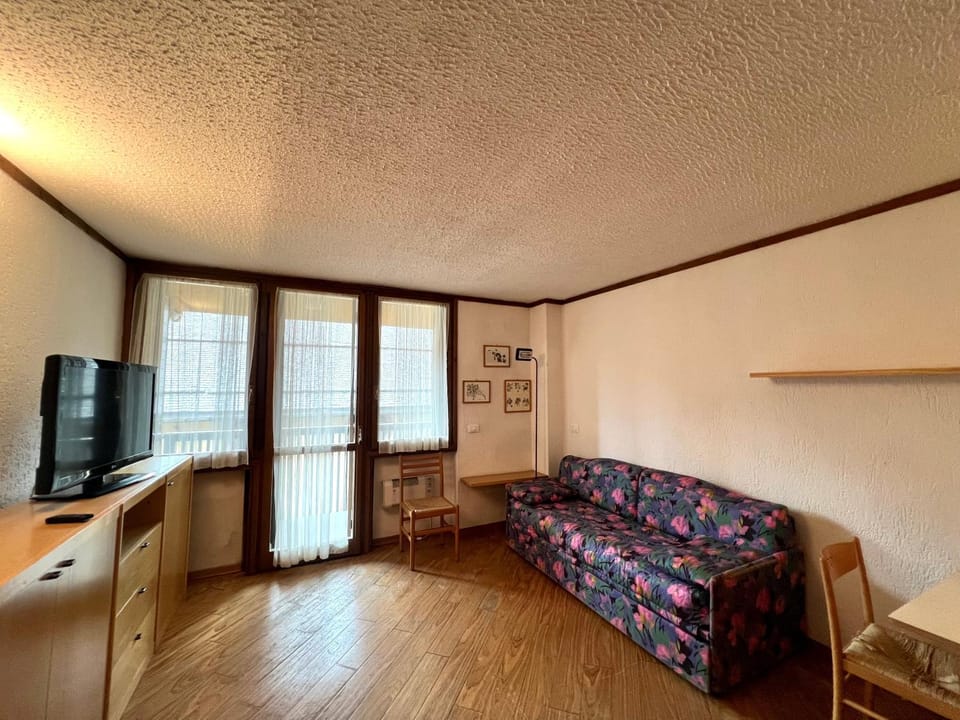 Bed, TV and multimedia, Living room, Seating area