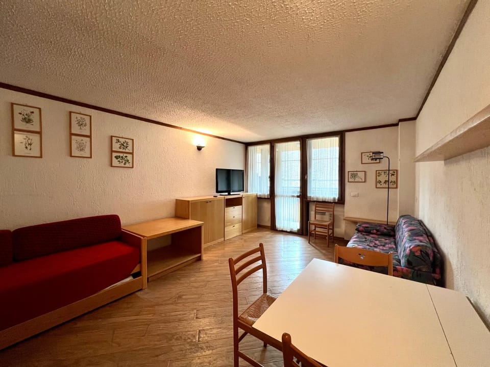 Bed, TV and multimedia, Living room, Seating area, Dining area