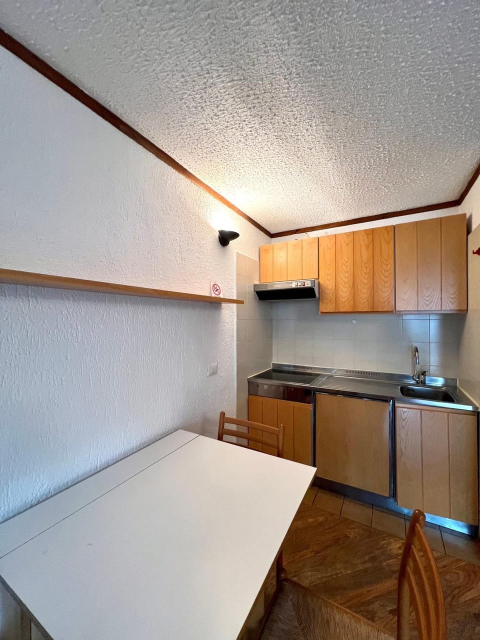 Kitchen or kitchenette, Dining area, stove