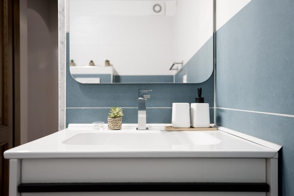 Shower, Bathroom, Bedroom, internet, kitchen