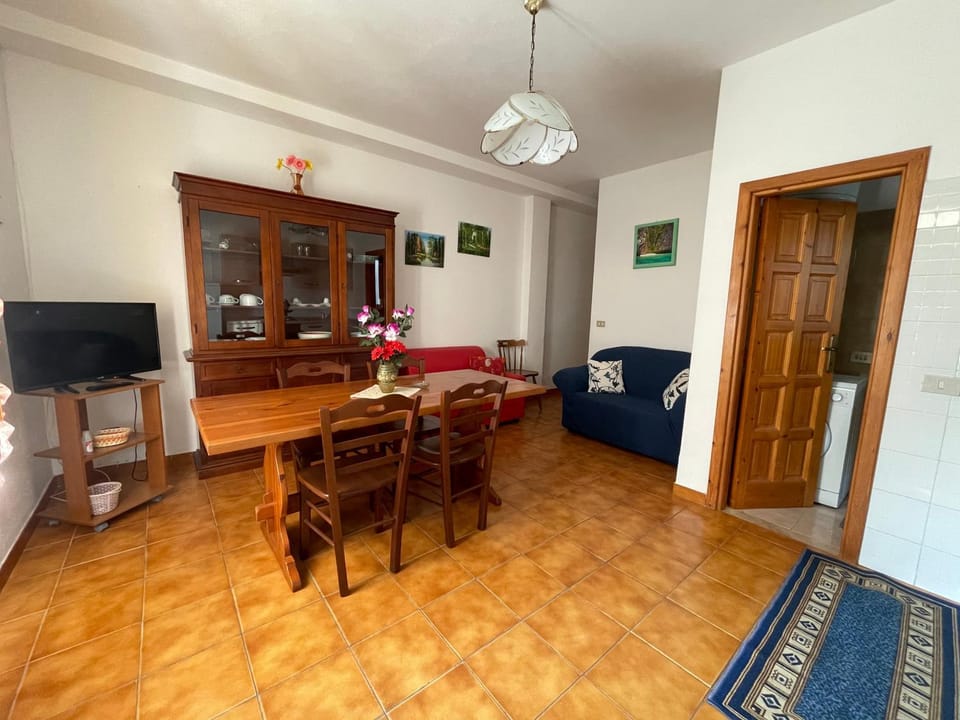 TV and multimedia, Kitchen or kitchenette, Living room, Seating area, Dining area