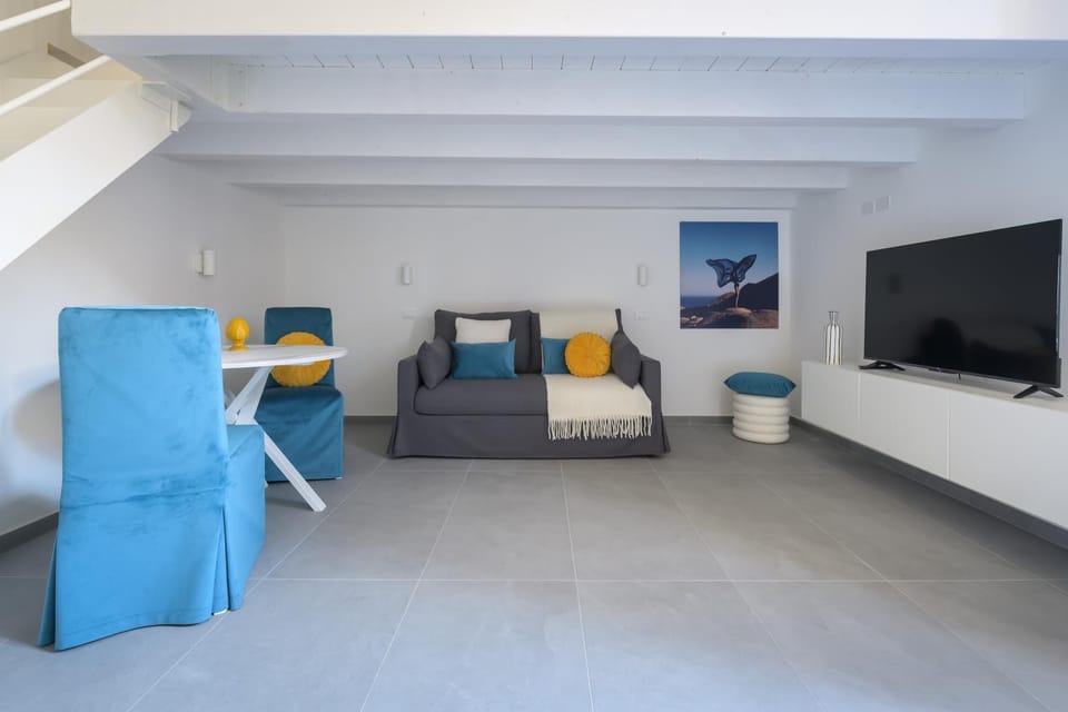 Communal lounge/ TV room, Bed, TV and multimedia, Living room, Seating area, Evening entertainment
