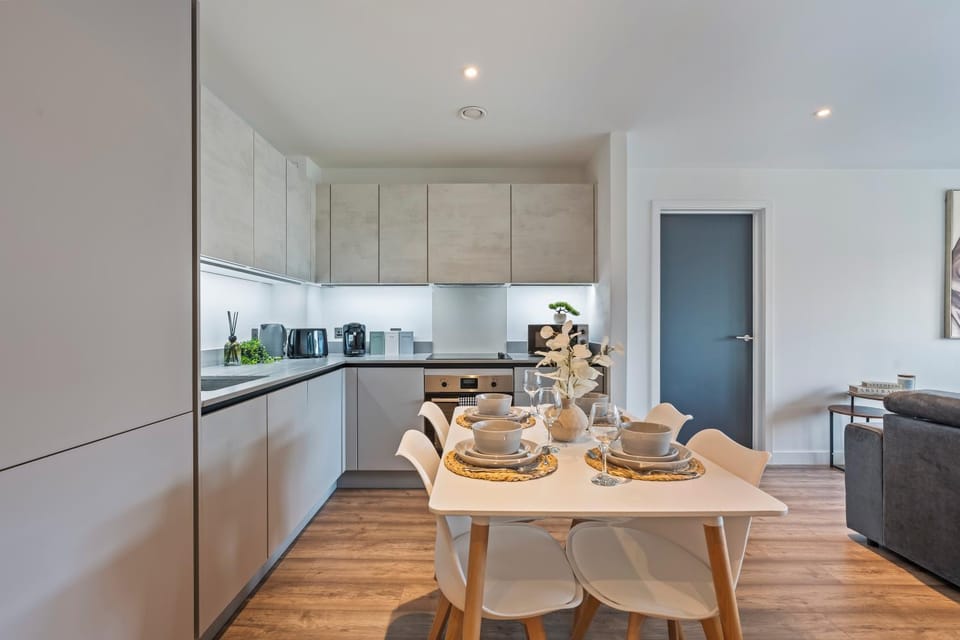 Coffee/tea facilities, Kitchen or kitchenette, Dining area, oven, stove, toaster