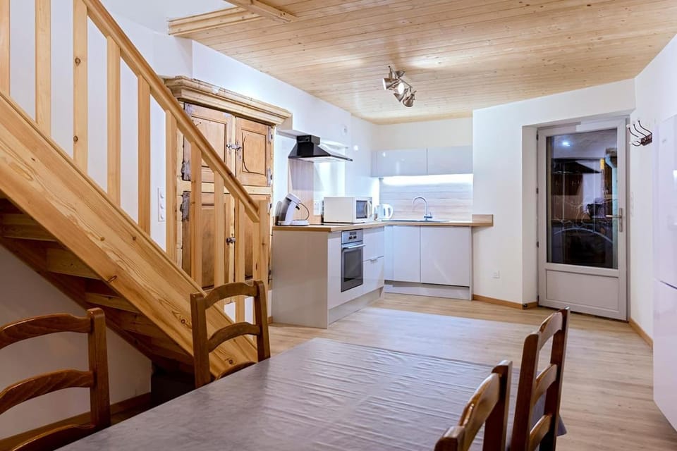 Kitchen or kitchenette, Dining area, dishwasher, oven