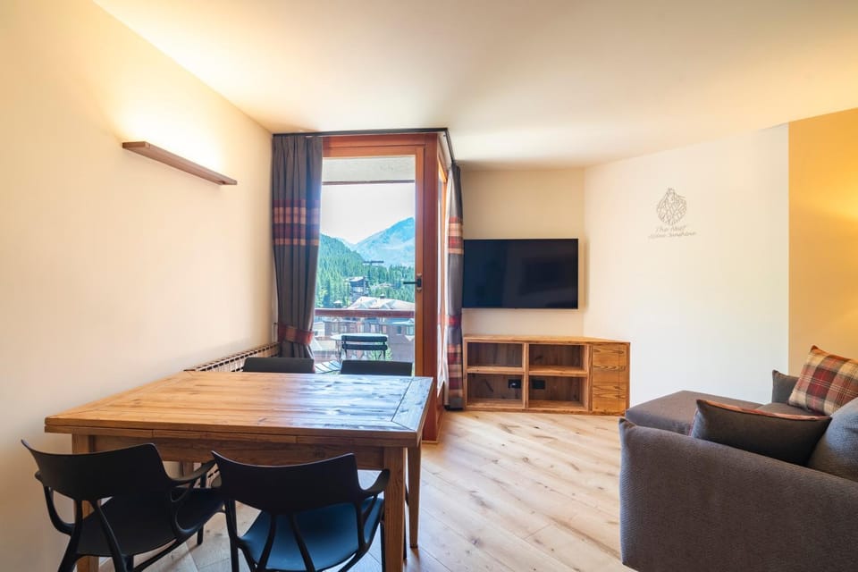 The Nest Alpine Sunshine Ski-in Ski-Out Apartment in Breuil-Cervinia