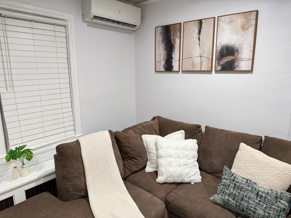 Living room, Seating area, air conditioner