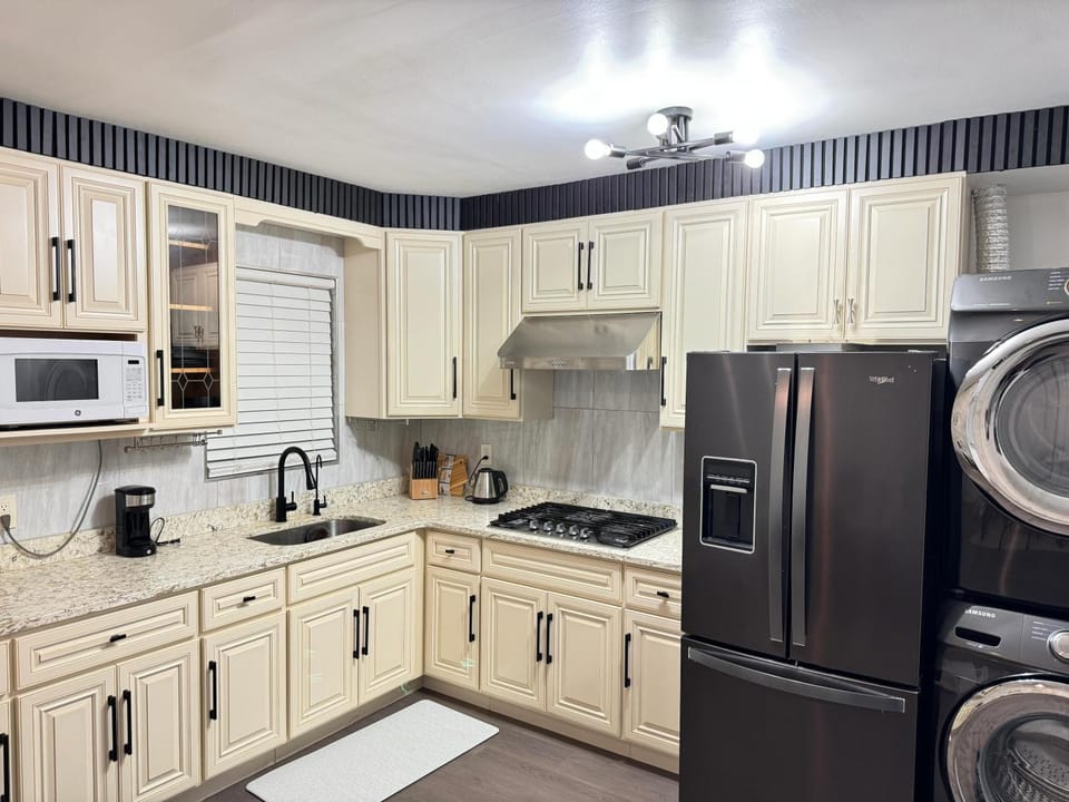Coffee/tea facilities, Kitchen or kitchenette, stove, washing machine, dryer