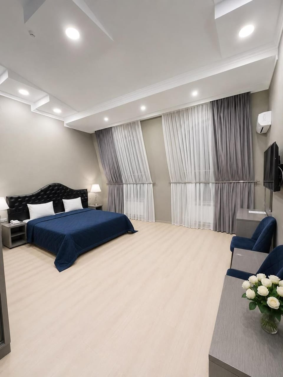 Bed, TV and multimedia, Living room, Photo of the whole room, Seating area, Bedroom