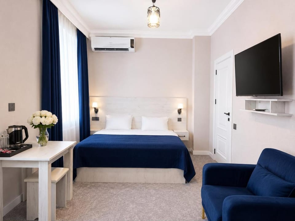 Bed, TV and multimedia, Kitchen or kitchenette, Living room, Photo of the whole room, Seating area, Bedroom, fireplace, hair dresser, air conditioner