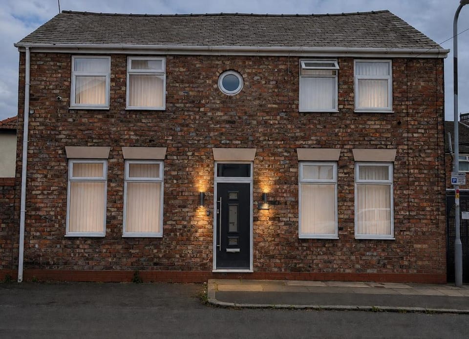 Large Home to relax, play pool, visit Liverpool House in Liverpool