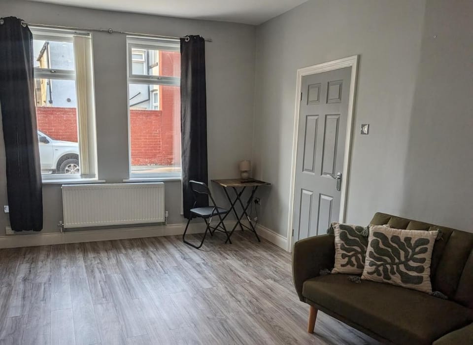 Large Home to relax, play pool, visit Liverpool House in Liverpool