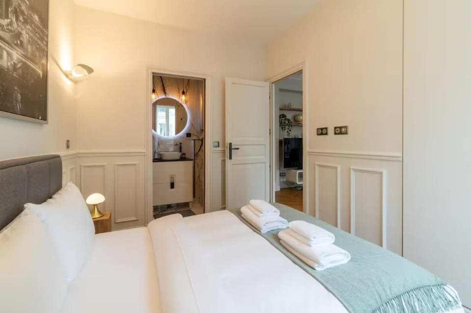 Paris Champs Elysées Apartment in Paris
