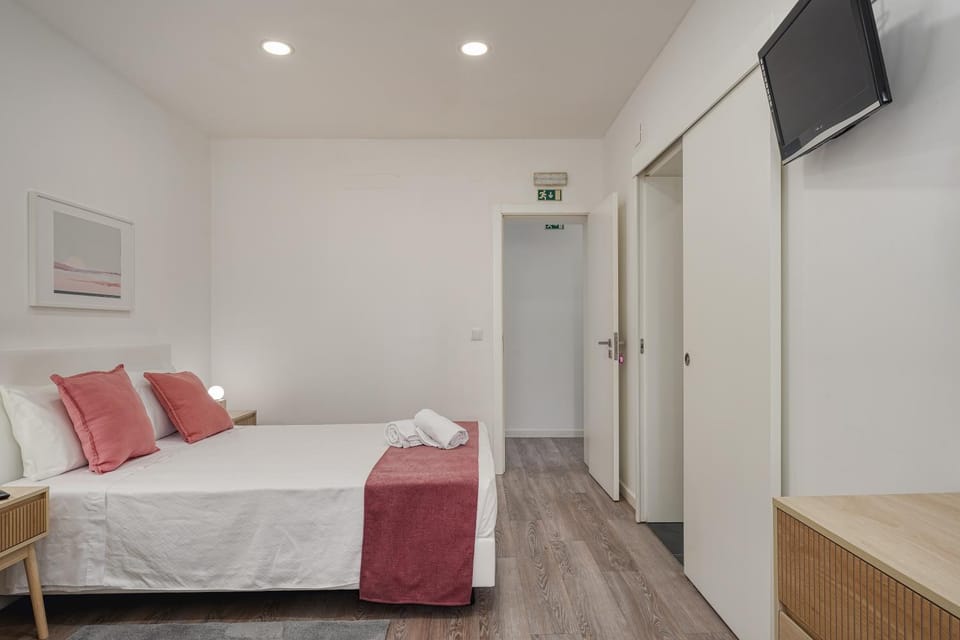 Bed, TV and multimedia, Photo of the whole room, Bedroom, towels