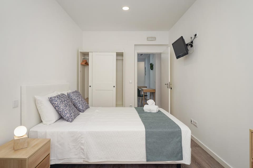 Bed, TV and multimedia, Photo of the whole room, Bedroom, towels