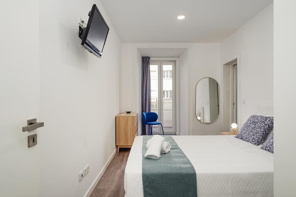 Bed, TV and multimedia, Photo of the whole room, Bedroom, towels, wardrobe