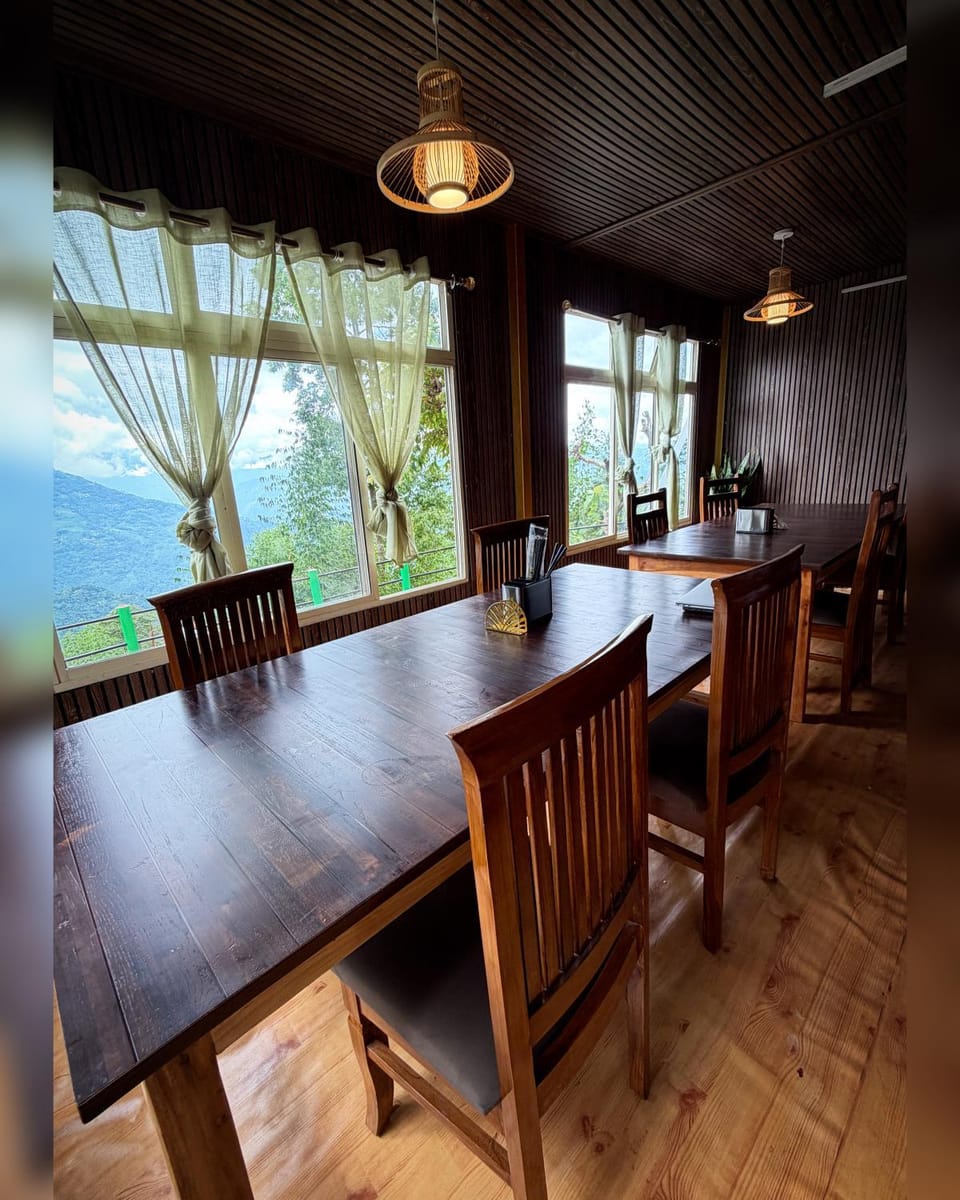 Restaurant/places to eat, Natural landscape, Dining area
