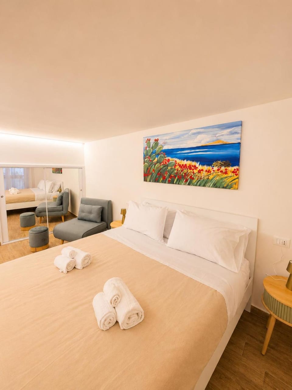 Bed, Photo of the whole room, Bedroom, towels