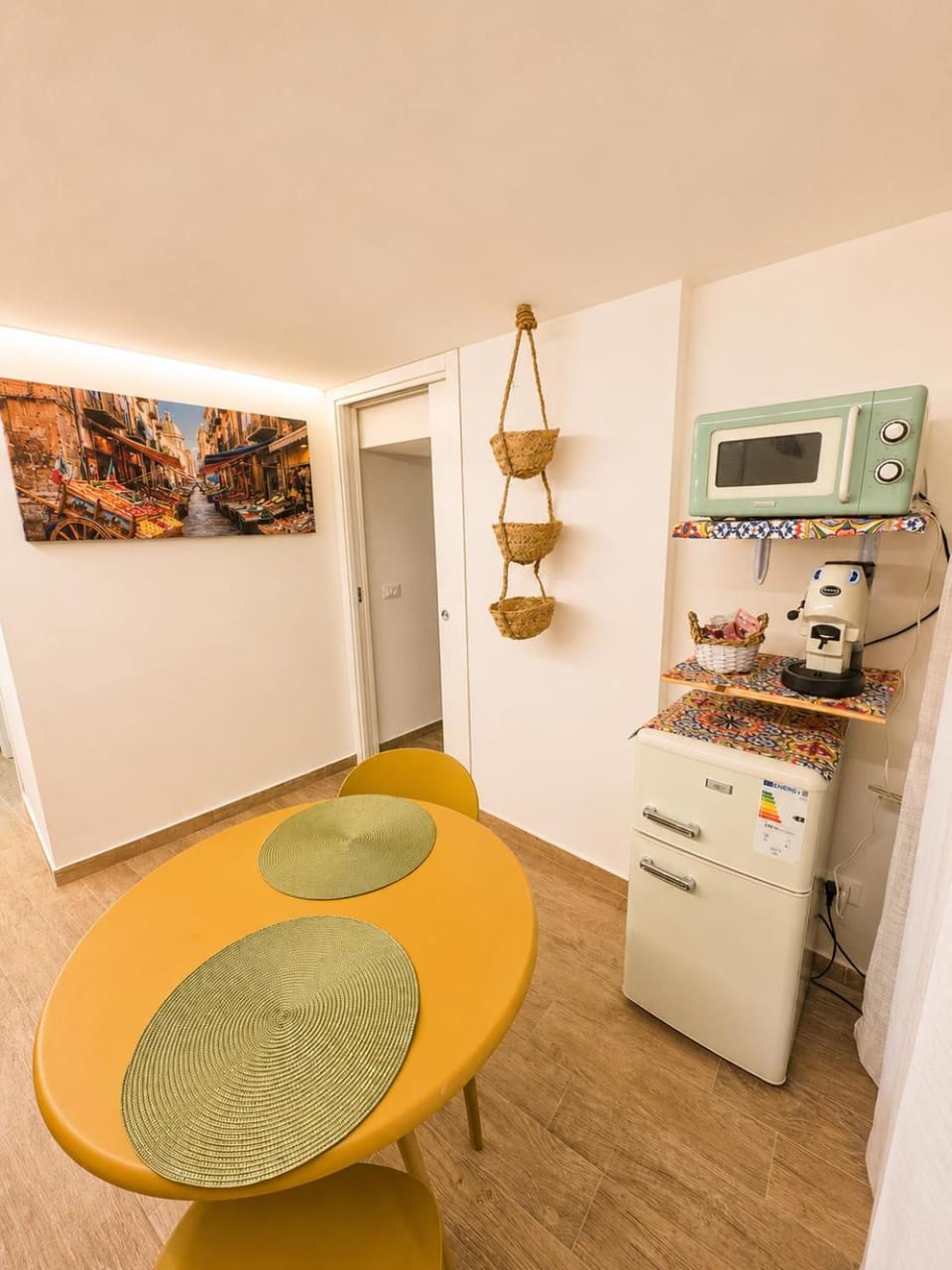 Kitchen or kitchenette, Dining area, oven, pet friendly