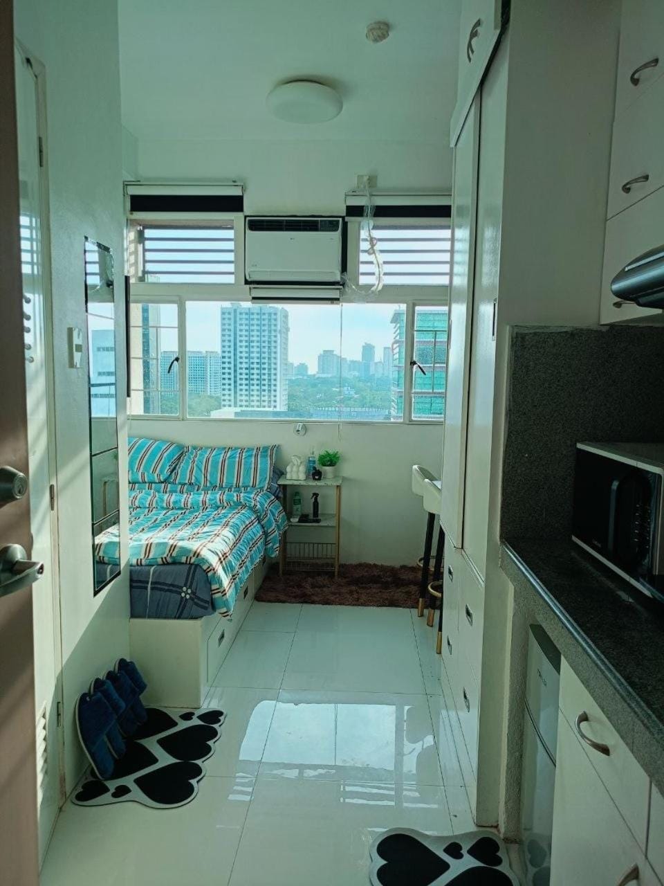 Cozy City Escape Alabang Apartment in Muntinlupa