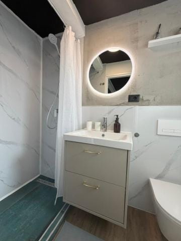 Shower, Toilet, Bathroom