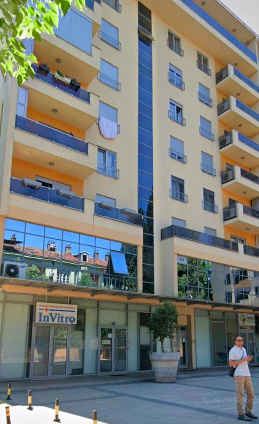 Facade/entrance, Location