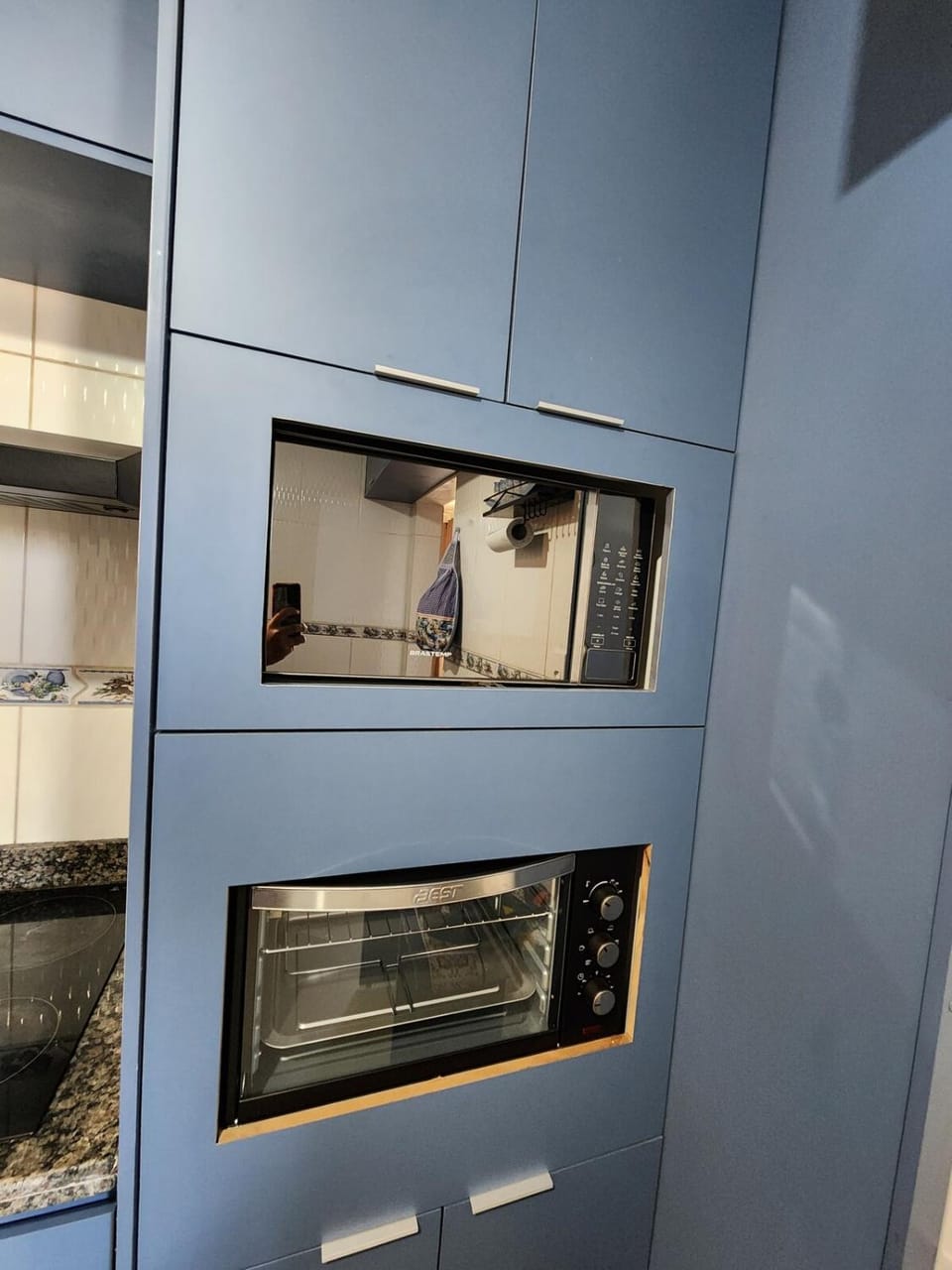 Kitchen or kitchenette, microwave, minibar, oven, stove