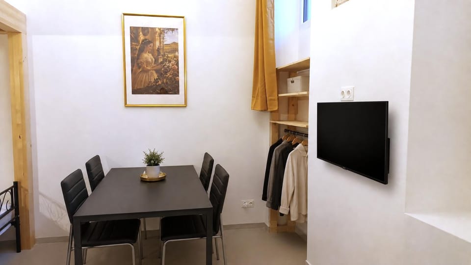 Photo of the whole room, Food