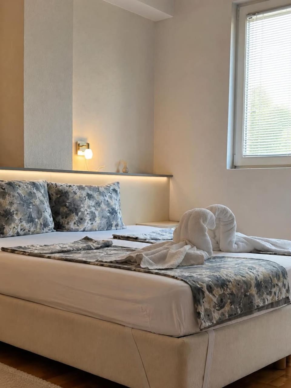Bed, Bedroom, towels