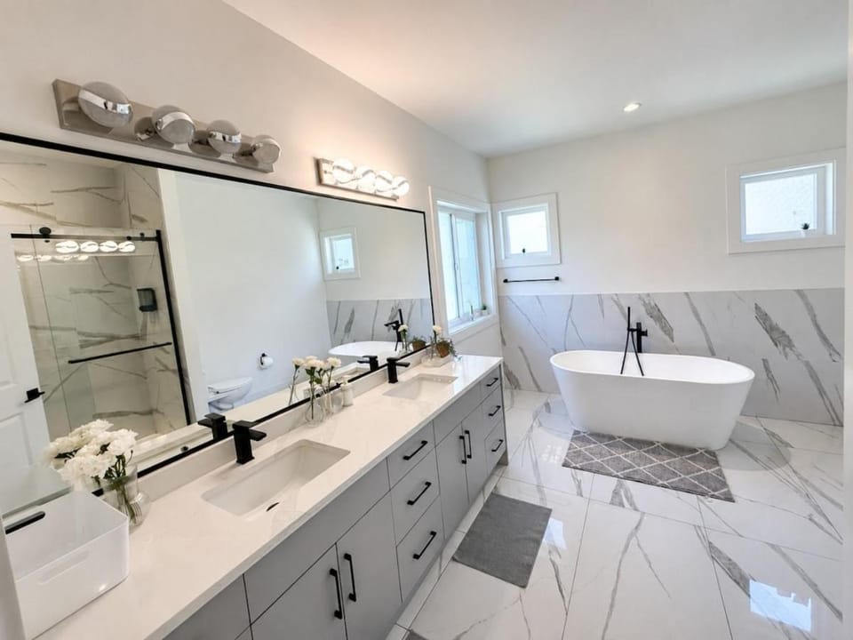 Majestic Home In Victoria House in Langford