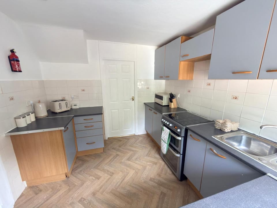Coffee/tea facilities, Kitchen or kitchenette, dishwasher, oven, stove, toaster