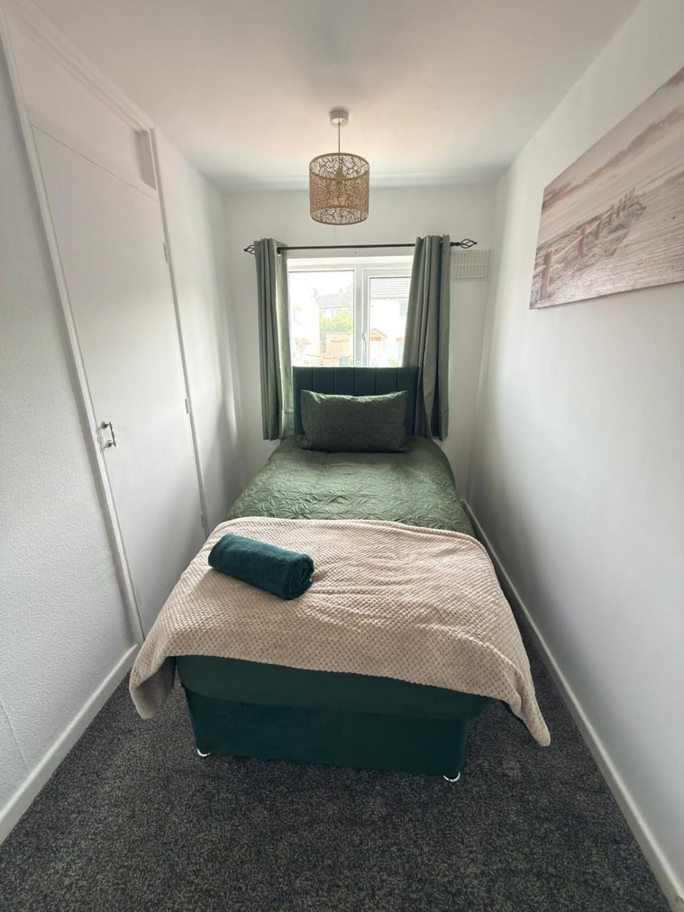 Bed, Photo of the whole room, Bedroom, towels